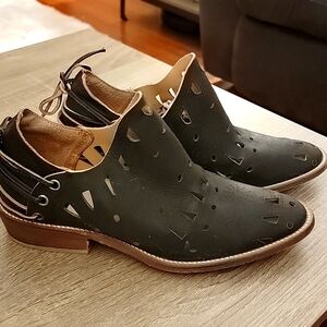 CWY by COOLWAY Black Anisse Leather Laser Cut Ankle Booties Sz 9